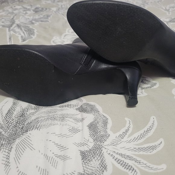 Tahari "Prinston" Black Leather Side Zip Bootie Size 7.5 EUC - Picture 7 of 9